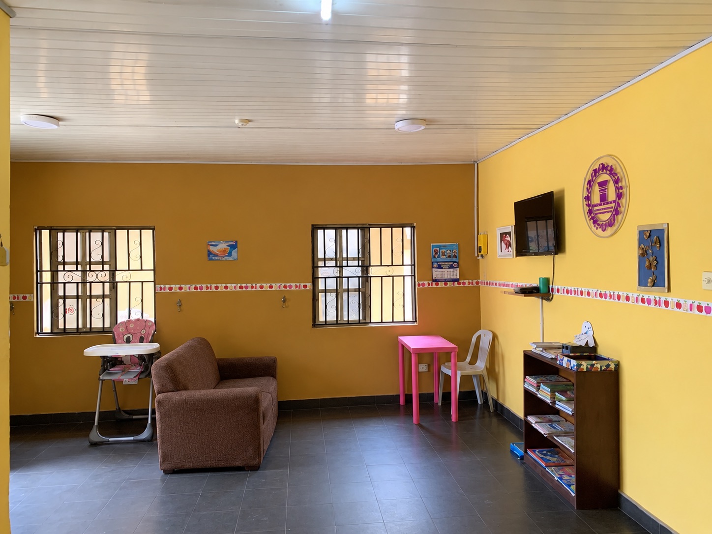 Bright and comfortable family lounge at Graceful Pillar City